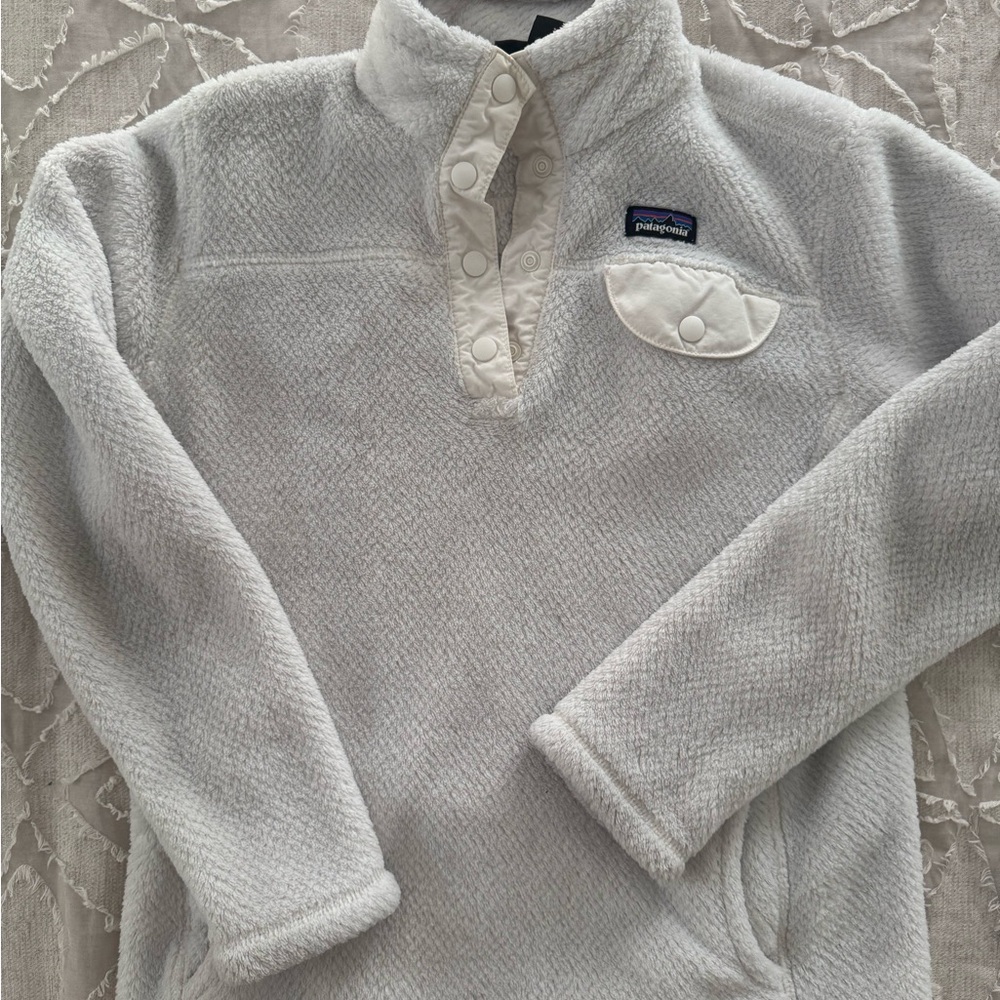 Patagonia White Fleece Pullover - girls size L (10-12 best)